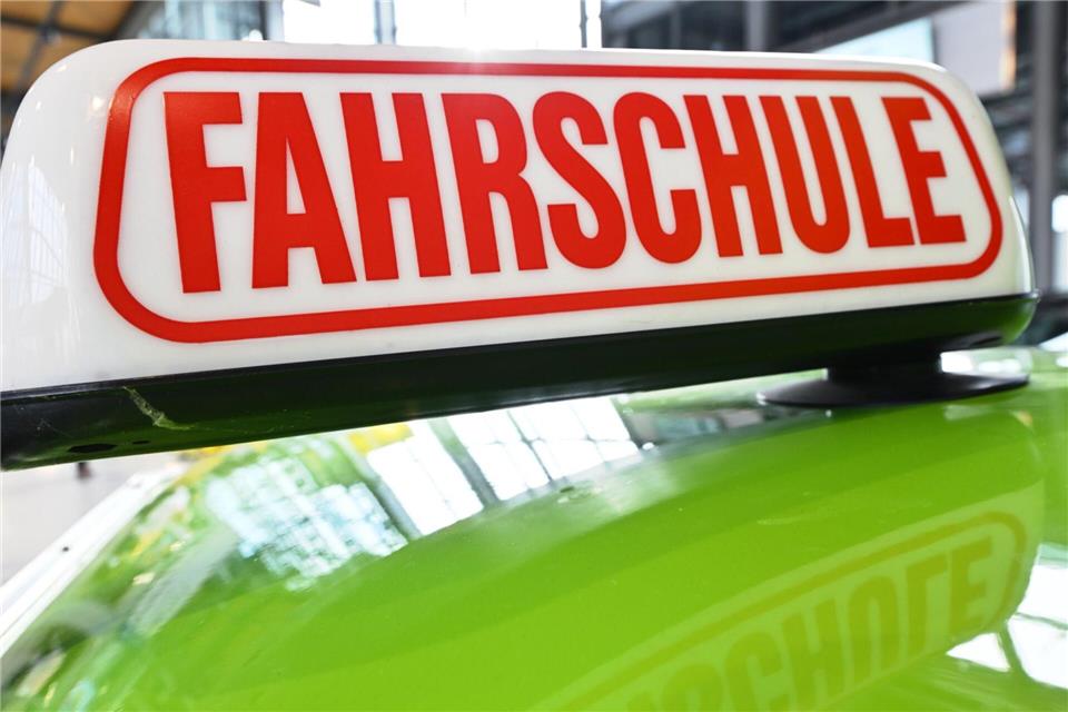 Sachsen will über den Bundesrat die Fahrschulausbildung modernisieren (Symbolbild).Martin Schutt/dpa