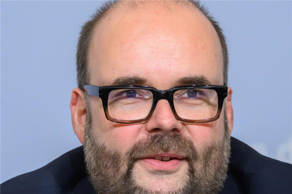 Sachsens Finanzminister Christian Piwarz (CDU) gibt die Ergebnisse der Steuerschätzung bekannt.Robert Michael/dpa