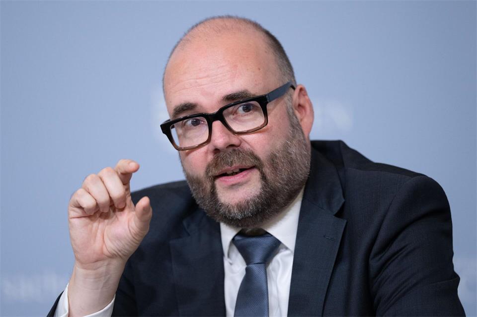 Sachsens Finanzminister Christian Piwarz pocht auf ein schärferes Vorgehen gegen Finanzkriminalität (Archivbild)Sebastian Kahnert/dpa