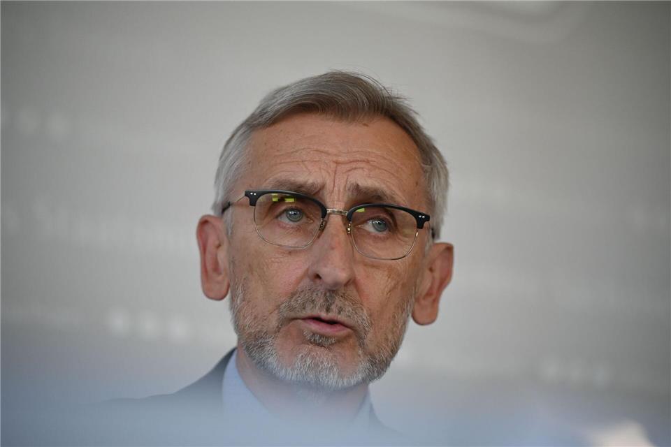 Sachsens Innenminister Armin Schuster (CDU) begrüßt die neuen Möglichkeiten zur Abschiebung ausreisepflichtiger afghanischer Asylbewerber (Archivbild). Katharina Kausche/dpa
