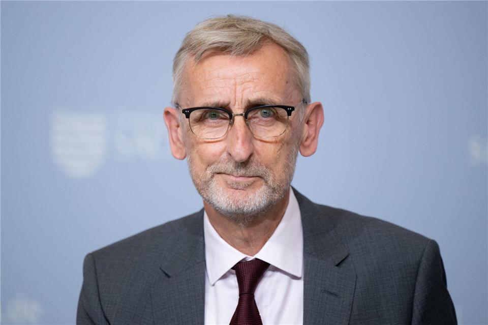 Zeitung: Innenminister will mehr Befugnisse für die Polizei Sachsens Innenminister Armin Schuster (CDU) möchte laut einem Zeitungsbericht mehr Befugnisse für die Polizei (Archivbild). Sebastian Kahnert/dpa