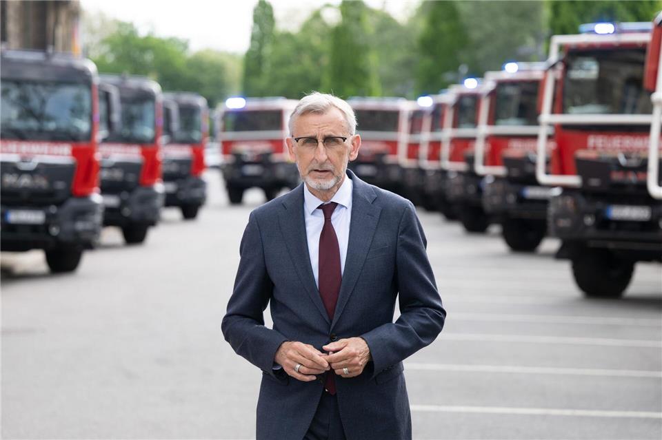 Sachsens Innenminister Armin Schuster (CDU) übergibt zehn „Tanklöschfahrzeuge Wald“ und fünf Großtanklöschfahrzeuge an insgesamt sieben Landkreise im Freistaat.Sebastian Kahnert/dpa