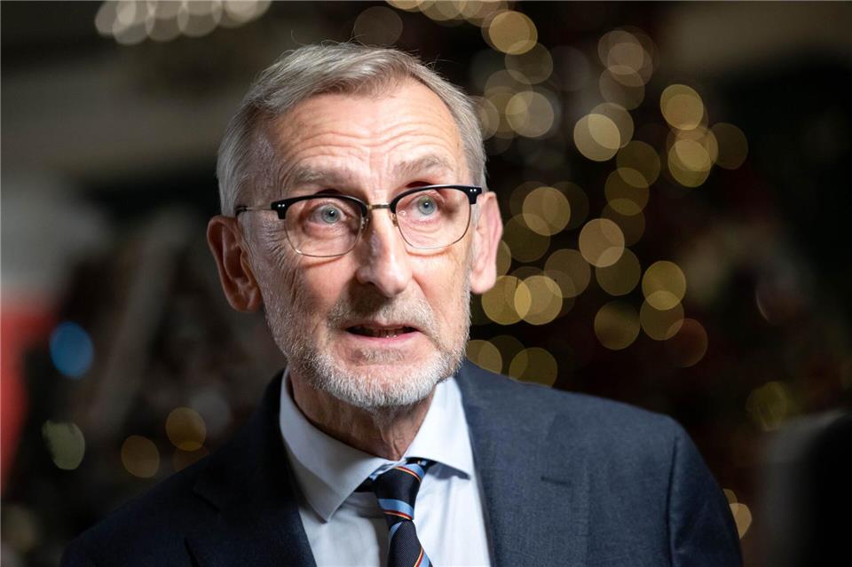 Sachsens Innenminister, Armin Schuster (CDU), will beim Thema Gewalt in Fußballstadien vorankommen. Radikale Maßnahmen lehnt er aber genauso ab wie den Vorschlag, die Vereine für die Polizeieinsätze am Spieltag bezahlen zu lassen.Sina Schuldt/dpa