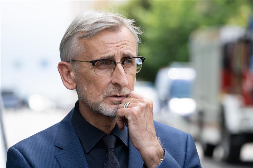Sachsens Innenminister Armin Schuster hat die Regelungen für einen Waffenentzug im Freistaat noch einmal klargestellt. (Archivbild)Sebastian Kahnert/dpa