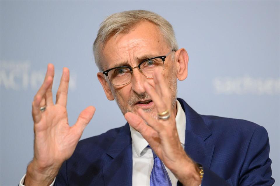 Sachsens Innenminister Arnim Schuster (CDU) sieht im Anschlagsversuch auf den Leipziger Flughafen mit einer Drohne eine Form von „Staatsterrorismus“. (Archivbild)Robert Michael/dpa
