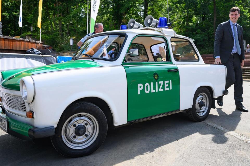 Sachsens Innenminister Conrad Clemens muss sich vor dem Amtsgericht Weißwasser wegen eines Verkehrsdelikts verantworten. (Archivbild)Robert Michael/dpa
