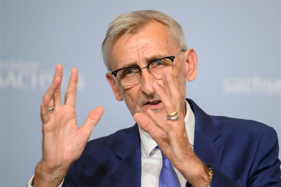 Sachsens Innenminister Schuster legt einen Vier-Punkte-Plan vor. (Archivbild)Robert Michael/dpa
