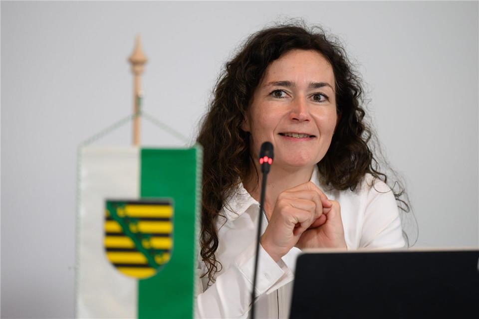 Sachsens Justizministerin Constanze Geiert (CDU) hat sich für die „Verfassungsviertelstunde“ nach bayerischem Vorbild ausgesprochen (Archivbild).Robert Michael/dpa
