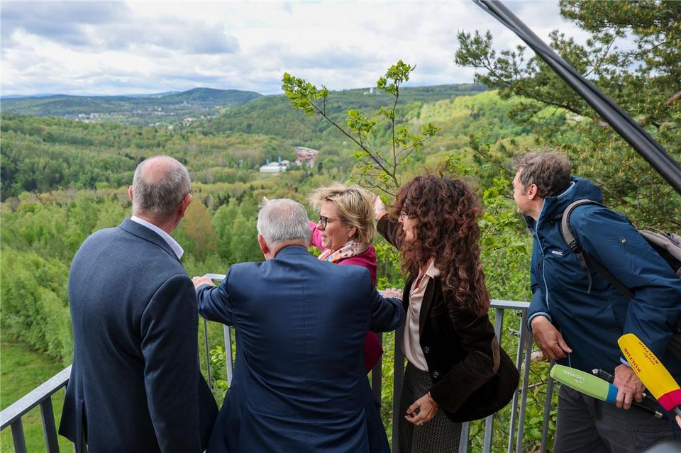 Sachsens Kultur- und Tourismusministerin Barbara Klepsch (CDU) gehörte zu den ersten Besuchern der neuen Aussichtsplattform am Uranbergbauschacht 371 in Hartenstein. Jan Woitas/dpa