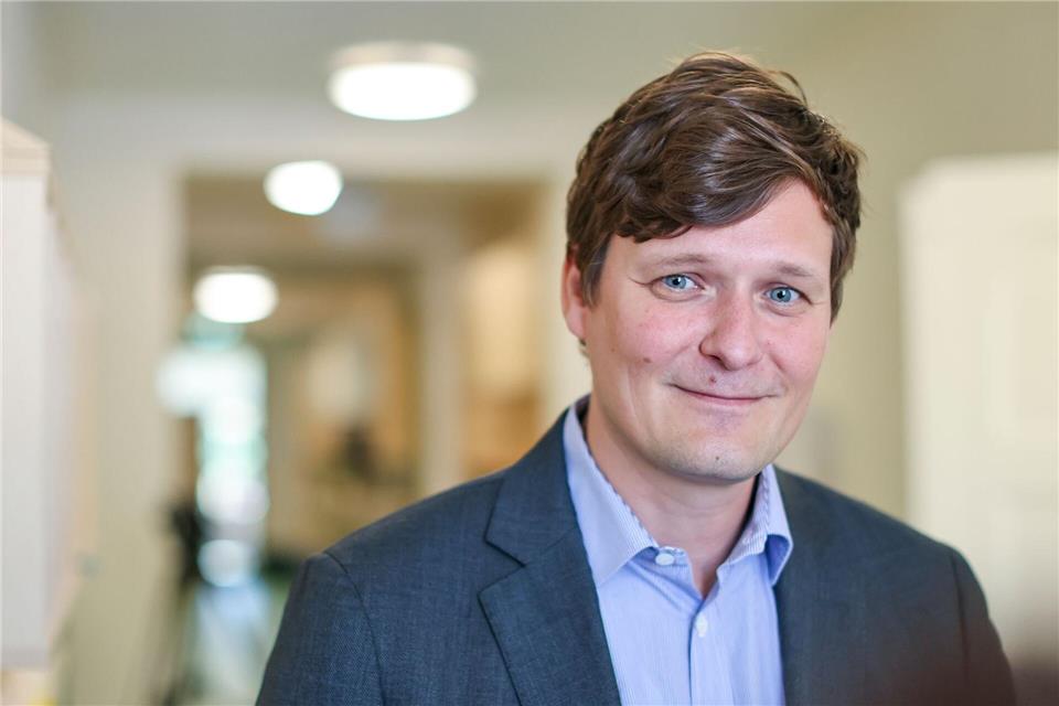 Sachsens Kultusminister Conrad Clemens (CDU) hat einen Fördermittelbescheid für das „Fabmobil“ übergeben. (Archivbild)Jan Woitas/dpa
