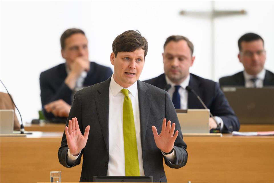 Sachsens Kultusminister Conrad Clemens (CDU) hat schwere Versäumnisse in der früheren sächsischen Bildungspolitik eingeräumt.Robert Michael/dpa