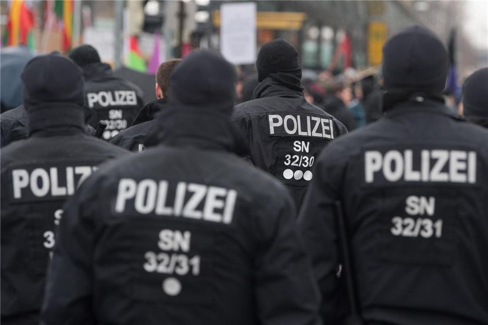 Sachsens Minderheitsregierung will die Befugnisse der Polizei neu regeln. Um das Gesetz im Landtag durchzubringen, haben sich CDU und SPD nun mit dem BSW verständigt. (Symbolbild)Sebastian Kahnert/dpa