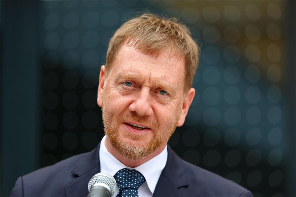 Sachsens Ministerpräsident Kretschmer hält in der Debatte über die Zukunft des VW-Werks in Zwickau die Rückkehr zu einer 40-Stunden-Woche für eine Option. (Archivbild)Jan Woitas/dpa