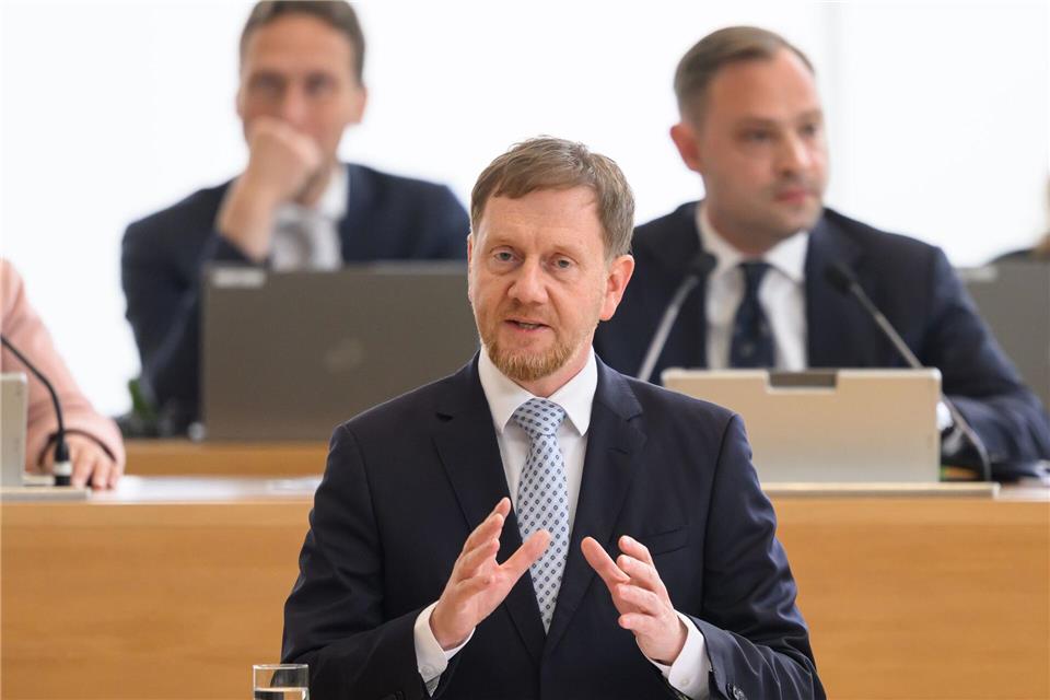 Sachsens Ministerpräsident Michael Kretschmer (CDU) hat die zunehmende Belastung der Kommunen durch Programme des Bundes kritisiert.Robert Michael/dpa
