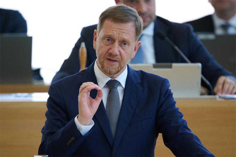Sachsens Ministerpräsident Michael Kretschmer hat den Pharmakonzern GSK für seine Schließungspläne in Sachsen kritisiert.Katharina Kausche/dpa