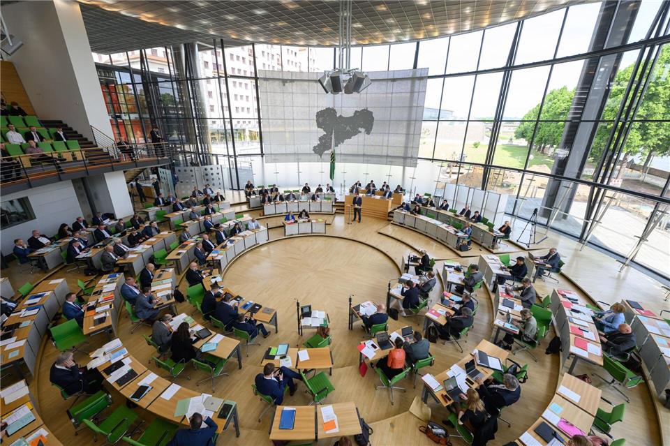 Sachsens Ministerpräsident Michael Kretschmer schwört das Land auf schwierige Zeiten ein. (Archivbild)Robert Michael/dpa