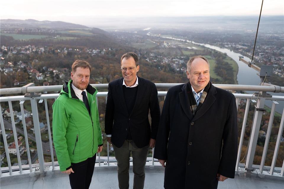 Sachsens Ministerpräsident Michael Kretschmer und Dresdens Oberbürgermeister Dirk Hilbert besuchten zum Sonnenaufgang die Besucherterrasse des Dresdner Fernsehturmes.Sebastian Kahnert/dpa