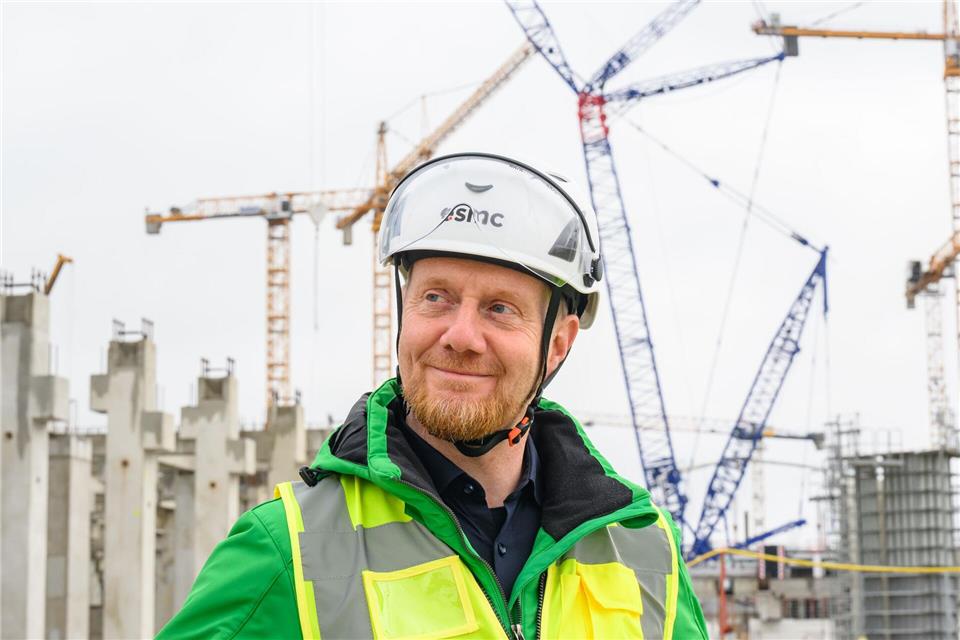 Sachsens Ministerpräsident ist vom Tempo auf der Baustelle von TSCM und Partnern in Dresden beeindruckt.Robert Michael/dpa