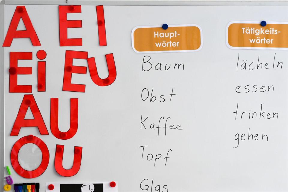 Sachsens Regierung erleichtert die Förderung von Alphabetisierungsprojekten. (Symbolbild)Jens Kalaene/dpa