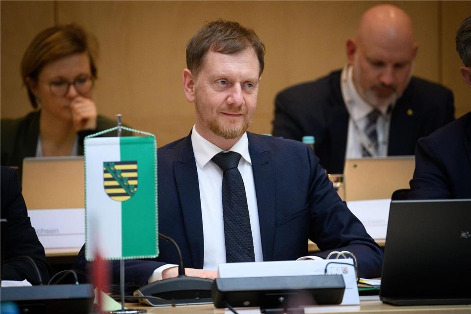 Sachsens Regierungschef Michael Kretschmer (CDU) fordert erneut Änderungen an den Plänen des Bundes zur Rente und Pflege (Archivbild).Bernd von Jutrczenka/dpa