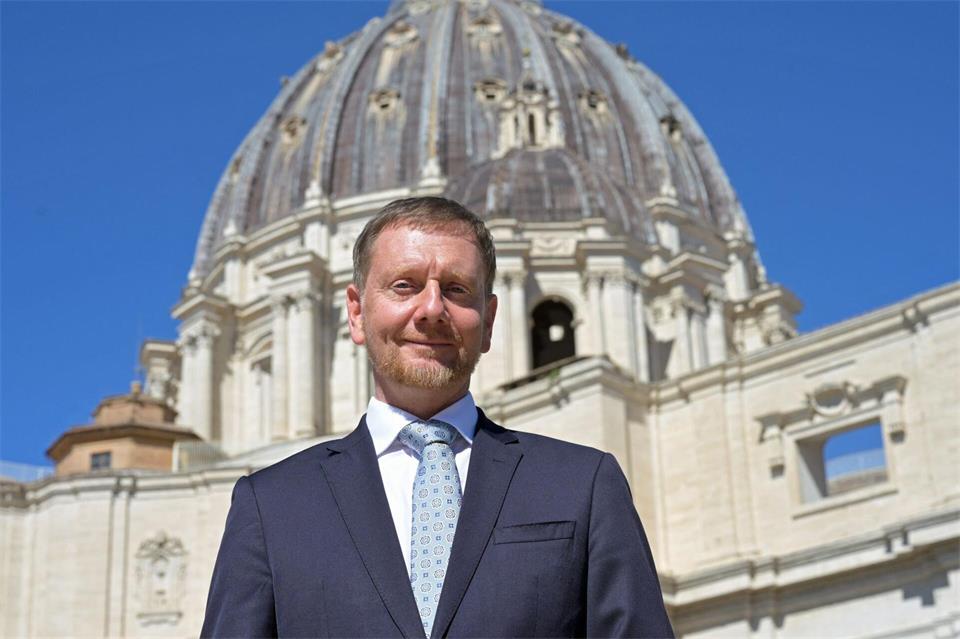 Sachsens Regierungschef Michael Kretschmer bringt dem Papst einen Christstollen mit. Malin Wunderlich/dpa