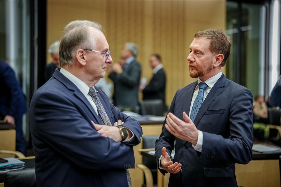 Sachsens Regierungschef Michael Kretschmer würdigt seinen Amtskollegen Reiner Haseloff zum Abschied aus der Politik (Archivbild).Kay Nietfeld/dpa