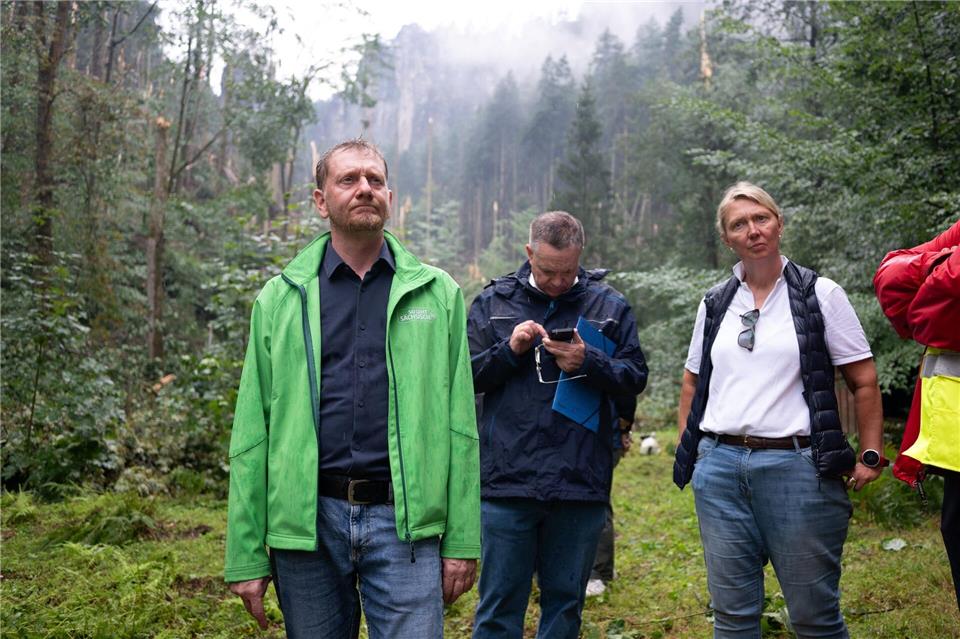 Sachsens Regierungschef kam am Tag nach dem Unwetter an den Unglücksort. Sebastian Kahnert/dpa