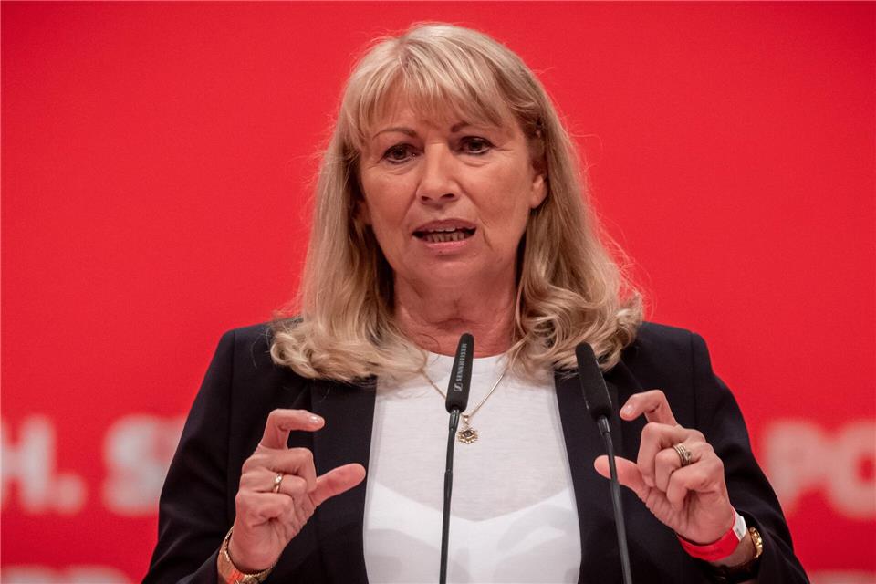 Sachsens Sozialministerin Petra Köpping (SPD) fordert von der Bundesregierung verantwortungsvolles Handeln bei der Neuregelung von Rente, Pflege und Krankenversicherung. (Archivbild)Michael Kappeler/dpa