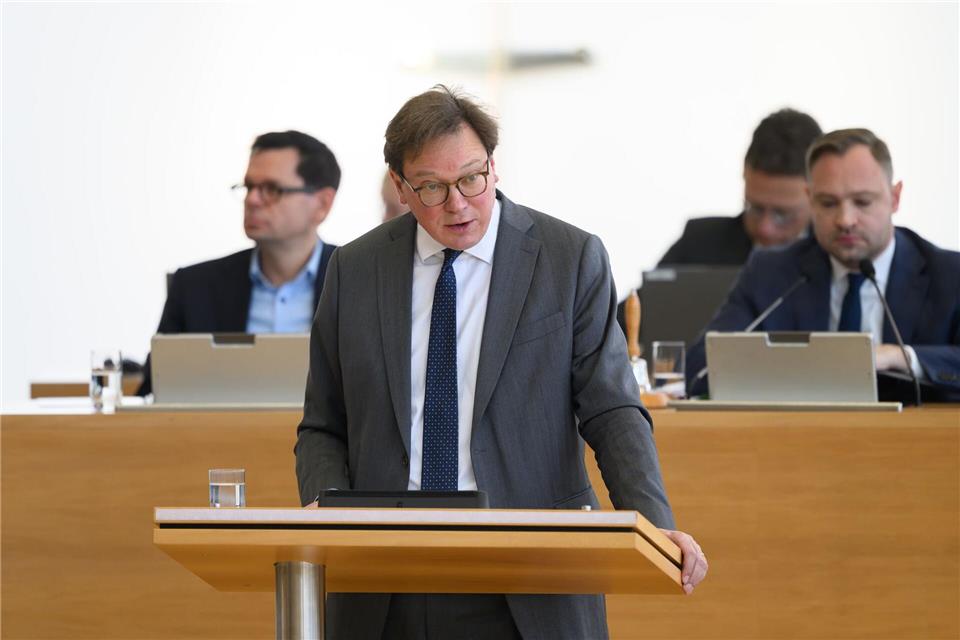 Sachsens Umweltminister Georg-Ludwig von Breitenbuch will die Wasserversorgung im Freistaat krisenfest machen.Robert Michael/dpa