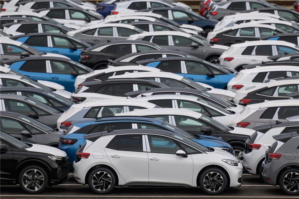 Sachsens Wirtschaft hat im vergangenen Jahr etwas weniger exportiert - am stärksten betroffen waren laut Statistik die Autobauer. (Symbolbild)Hendrik Schmidt/dpa