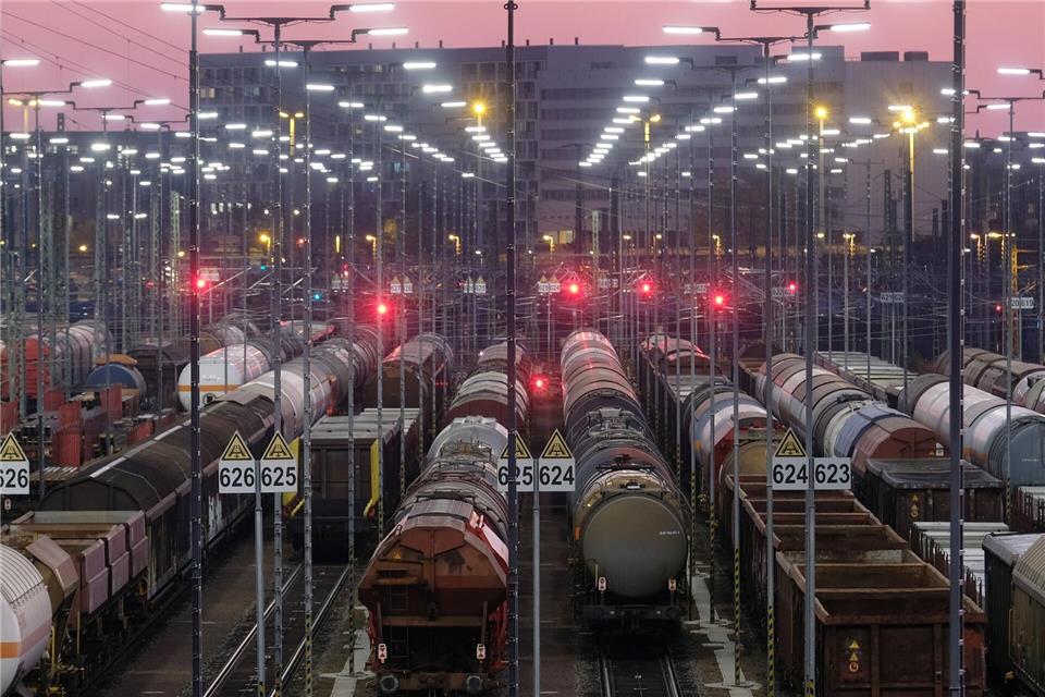 Sachsens Wirtschaftsleistung ist im ersten Halbjahr leicht gestiegen (Symbolbild).Sebastian Willnow/dpa-Zentralbild/dpa