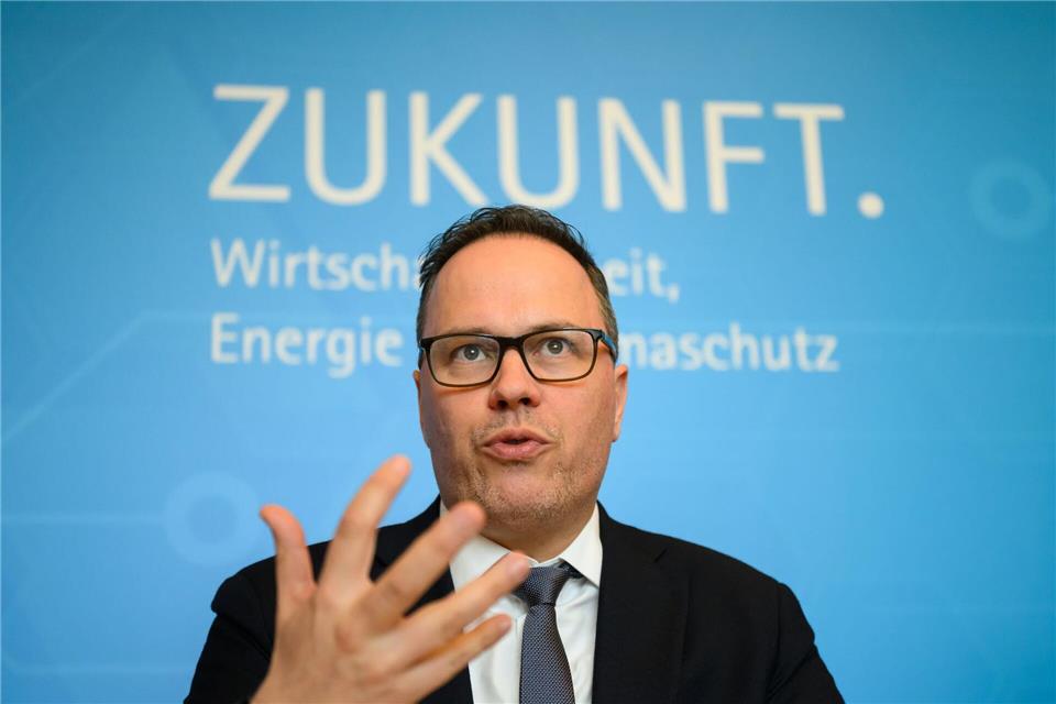 Sachsens Wirtschaftsminister Dirk Panter (SPD) hat ein Zukunftspaket für die Wirtschaft des Freistaates vorgelegt.Robert Michael/dpa