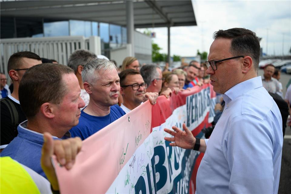 Sachsens Wirtschaftsminister Dirk Panter (SPD) spricht mit Mitarbeitern von Volkswagen in Zwickau über die aktuelle Lage.Hendrik Schmidt/dpa