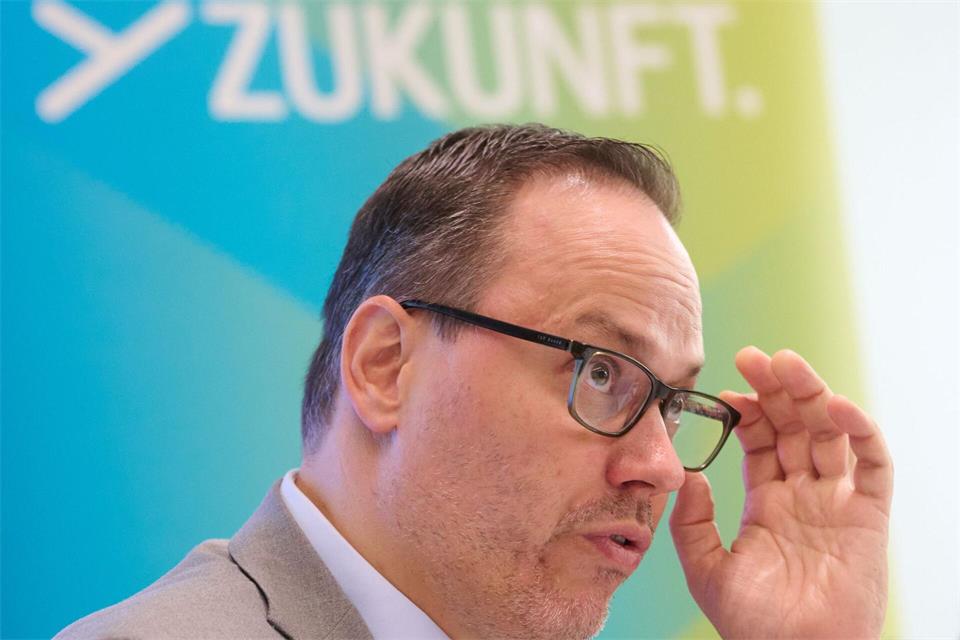 Sachsens Wirtschaftsminister Dirk Panter hat die Wirtschaft im Freistaat des Jahres 2040 schon im Blick.Robert Michael/dpa