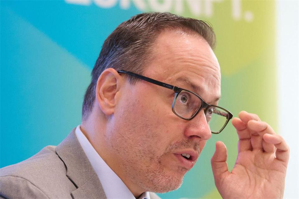 Sachsens Wirtschaftsminister Dirk Panter hat die Wirtschaft im Freistaat des Jahres 2040 schon im Blick.Robert Michael/dpa