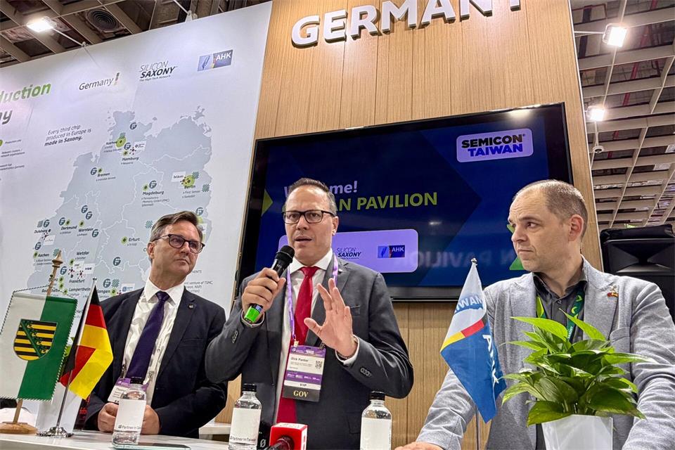 Sachsens Wirtschaftsminister Dirk Panter (m) will Sachsen zum „Taiwan-Hub“ machen. Yu-Tzu Chiu/dpa