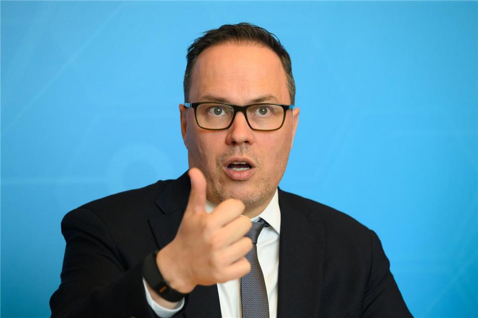 Sachsens Wirtschaftsminister Dirk Panter sieht in der bundeseigenen Wismut Potential, wieder ein Player im aktiven Bergbau zu werden. (Archivbild)Robert Michael/dpa