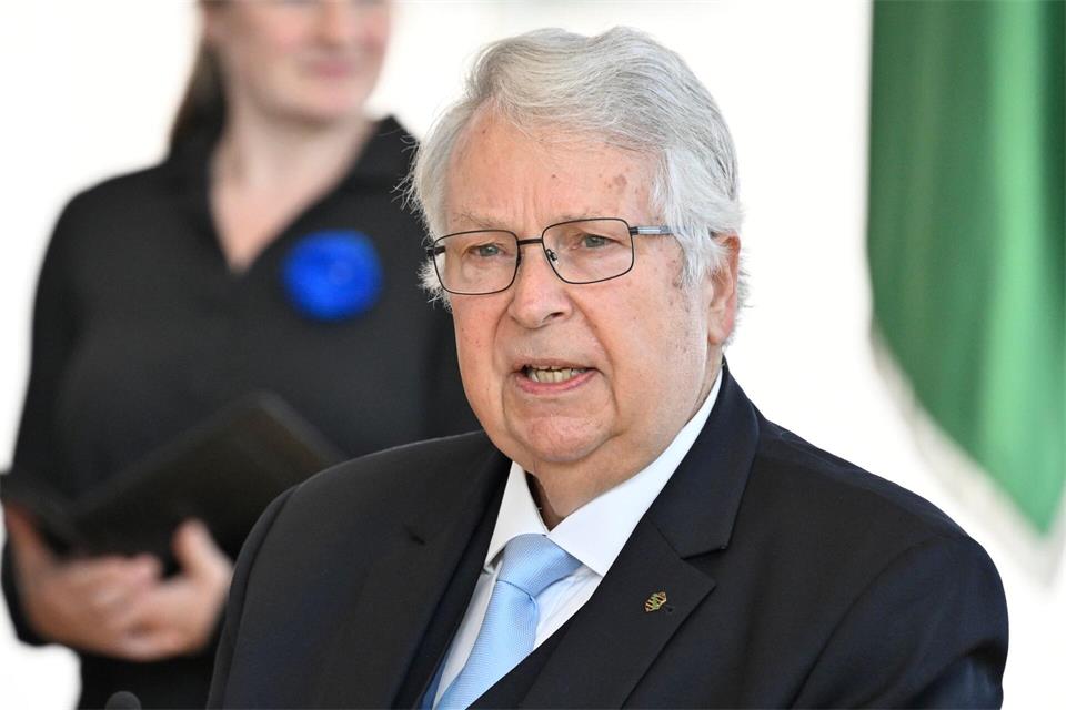 Sachsens früherer Integrationsbeauftragter Geert Mackenroth (CDU) sieht eine Überforderung der örtlichen Ausländerbehörden beim Thema Abschiebung. (Archivbild)Matthias Rietschel/dpa