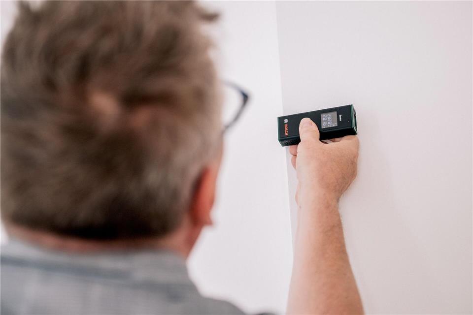 Sachverständige hinzuziehen: Eine professionelle Vermessung der Wohnung schafft Klarheit und dient als Grundlage für Verhandlungen mit dem Vermieter.Zacharie Scheurer/dpa-tmn