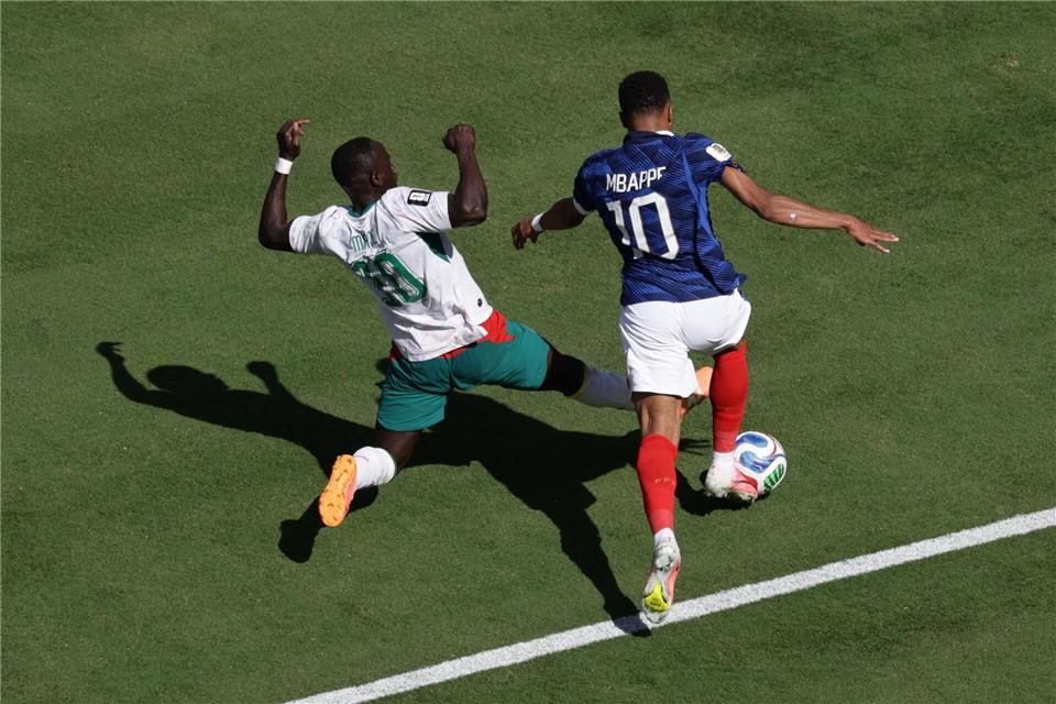 Sadio Mané (l) bringt Kylian Mbappé zu Fall - doch Elfmeter gab es nicht.Adam Hunger/AP/dpa
