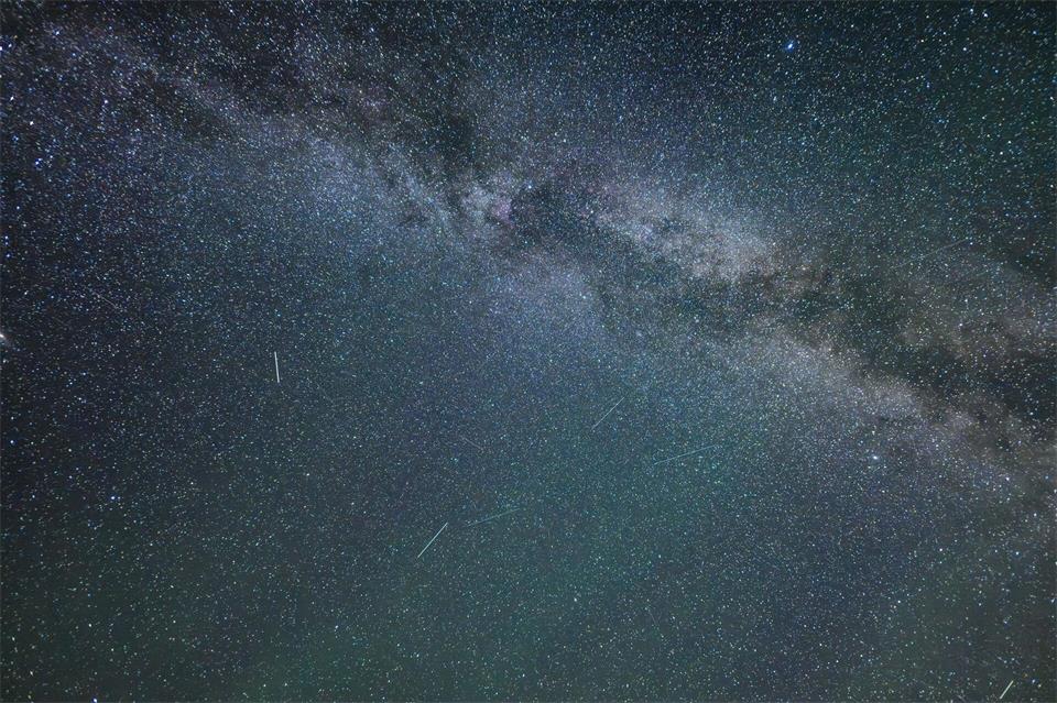 Sächsische Firmen sind an einem Satelliten-Projekt beteiligt. (Symbolbild)Daniel Reinhardt/dpa