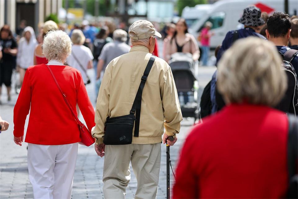Sächsische Frauen sind im Schnitt knapp dreieinhalb Jahre älter als Männer. (Symbolbild)Jan Woitas/dpa