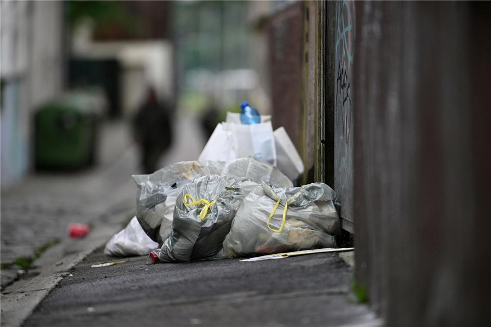 Säckeweise Müll in den Straßen. (Symbolbild)Marijan Murat/dpa