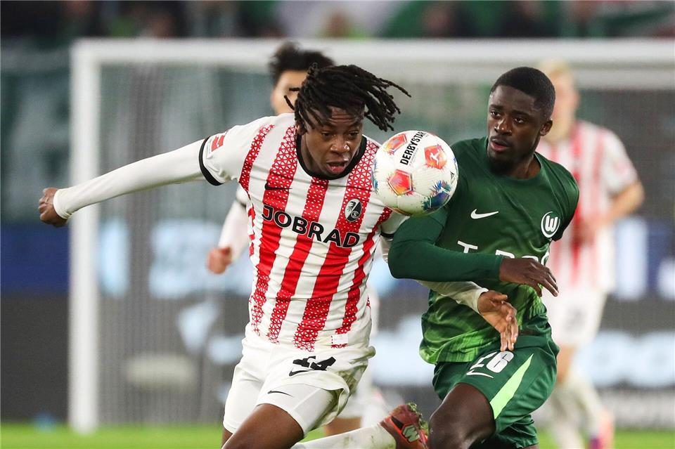 Saël Kumbedi bleibt beim VfL Wolfsburg.Darius Simka/dpa