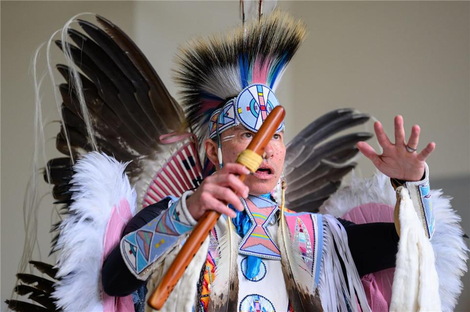 Sämtliche Instrumente, die in der Musik von „Supaman“ zu hören sind, spielt der 48-Jährige selbst. Robert Michael/dpa