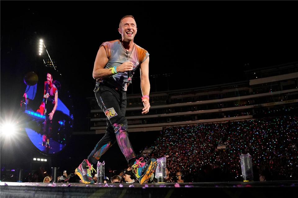 Sänger Chris Martin von Coldplay kümmert sich um die Halbzeitshow beim WM-Endspiel nahe New York am 19. Juli. (Archivbild)Chris Pizzello/Invision/dpa