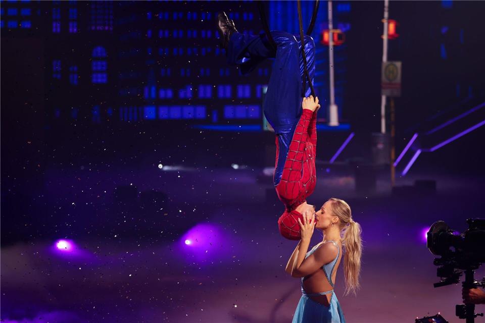 Sänger Milano und Tanzpartnerin Marta Arndt spielten die ikonische Kuss-Szene aus den Spider-Man-Filmen nach.Rolf Vennenbernd/dpa