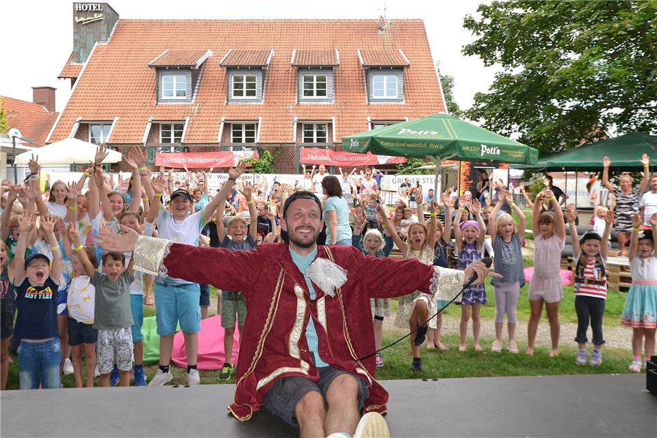 Sänger Nils Mechlinski vor vielen jungen Nilsen-Fans am Beach in Raesfeld.