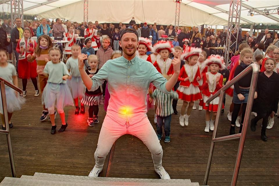 Sänger Nilsen (Mechlinski) aus Dorsten animierte die jungen Fans zum Mitmachen.