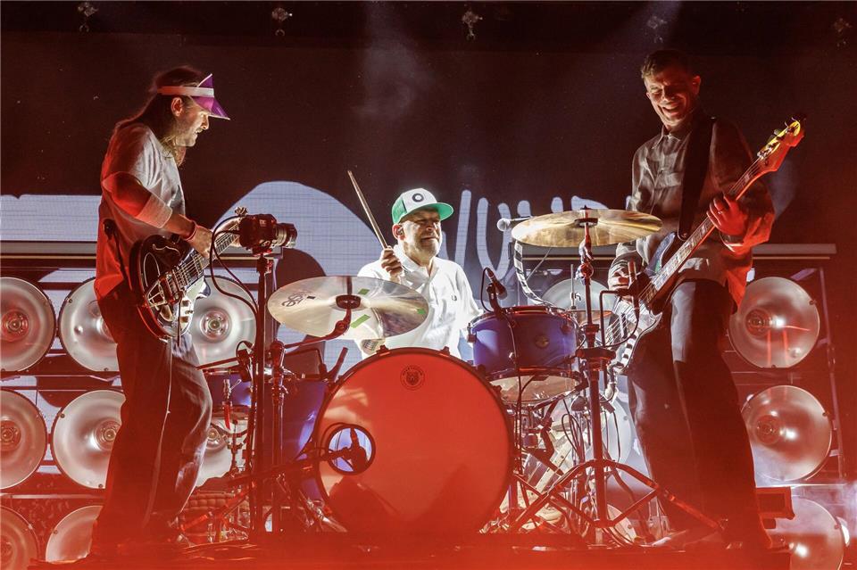 Sänger Peter Brugger (l-r), Schlagzeuger Florian Weber und Bassist Rüdiger Linhof von der deutschen Indie-Rock-Band „Sportfreunde Stiller“ spielen zum Auftakt ihrer Tour „30 wunderbare Jahre“ in der Heinrich-Lades-Halle in Erlangen.Daniel Karmann/dpa